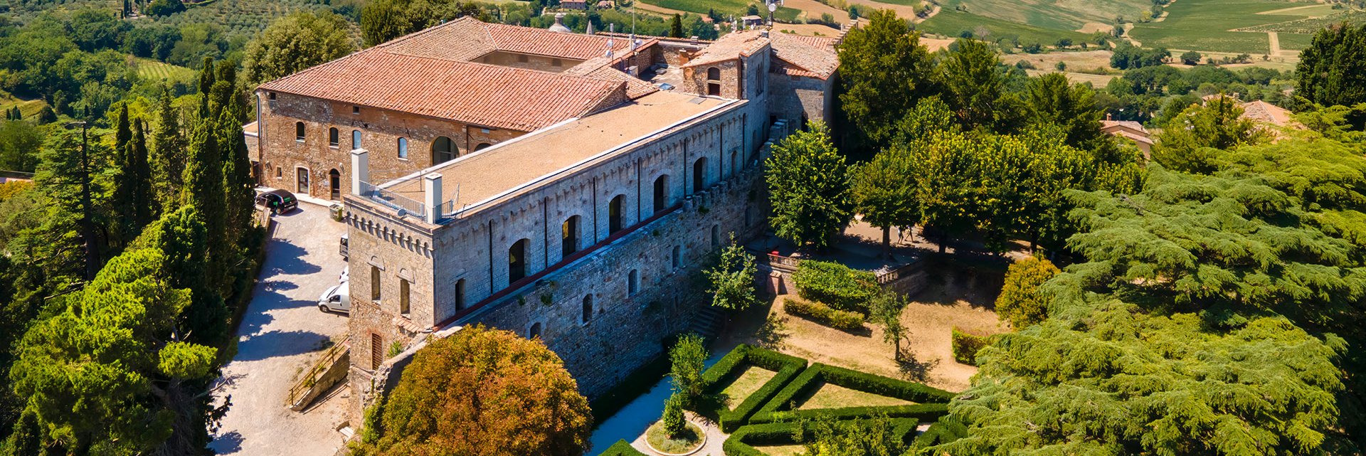 Die mächtige Fortezza diente früher Verteidigungszwecken. Heute ist sie Sitz einer Enoliteca, in der man Vino Nobile, aber auch köstliches Olivenöl probieren kann.