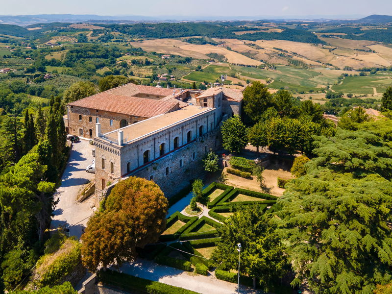 Die mächtige Fortezza diente früher Verteidigungszwecken. Heute ist sie Sitz einer Enoliteca, in der man Vino Nobile, aber auch köstliches Olivenöl probieren kann.