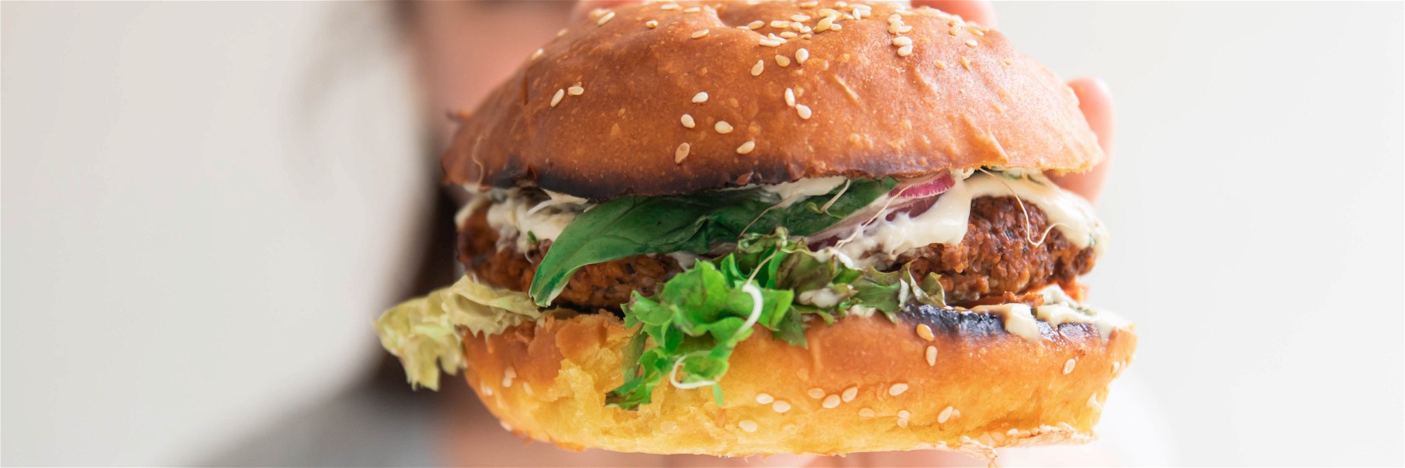 Der plant-based Burger liegt in der veganen Küche weiterhin im Trend.
