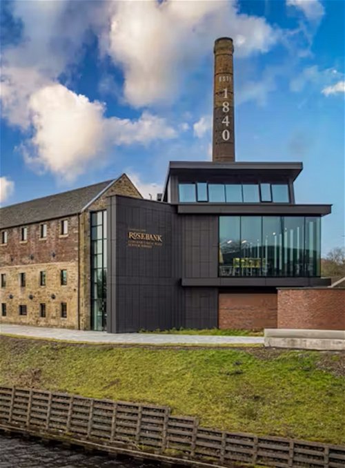 Die Rosebank Distillery in Falkirk in den schottischen Lowlands brennt seit 2023 wieder Whisky. Sie war zuvor 30 Jahre lang geschlossen. 
