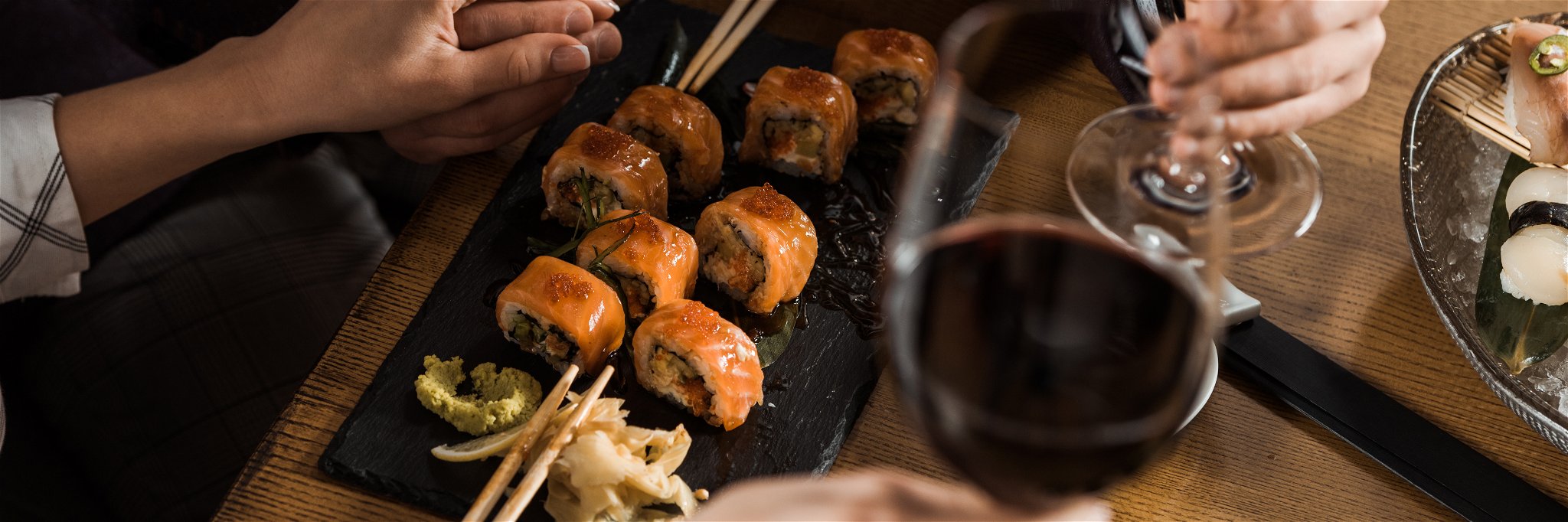 Ob Sushi, Nigiri oder Maki – österreichische Weine mit ihrer breiten Vielfalt an Rebsorten und Stilen bieten ein spannendes »Wine and Food-Pairing«.