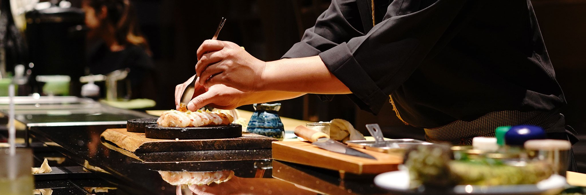 Ein ausgeklügeltes Aromenspiel, unterschiedliche Zubereitungsmethoden –  und sogar die Farben der Zutaten sind aufeinander abgestimmt: Die japanische Kulinarik ist ein Gesamtkunstwerk.