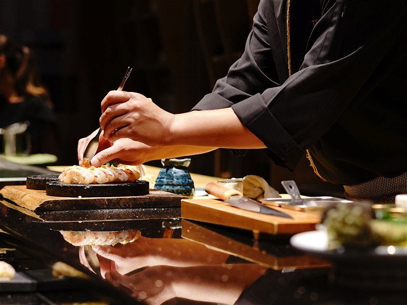 Ein ausgeklügeltes Aromenspiel, unterschiedliche Zubereitungsmethoden –  und sogar die Farben der Zutaten sind aufeinander abgestimmt: Die japanische Kulinarik ist ein Gesamtkunstwerk.