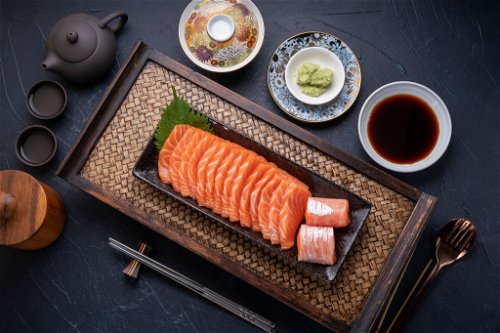 Echte Sushi-Meister schwören, dass sogar der Schnittwinkel den Geschmack des Fischs beeinflussen kann.
