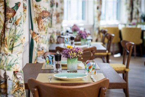 Liebe zum Detail. Restaurant und Wintergarten sind mit deutlichem Bekenntnis zur Regionalität designt. Fasane, Enten und Hirsche begleiten die Gäste durch den Tag.