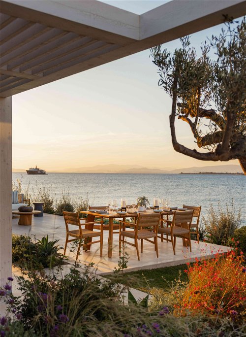 Das neue »One&amp;Only«-Resort will sich in Glyfada, an Athens Hausstrand der Reichen und Schönen, als städtisches Beach-Resort etablieren. Das geht nicht ohne zeitgemäße Kulinarik: Und wieder 
ist Starkoch Ettore Botrini zur Stelle.