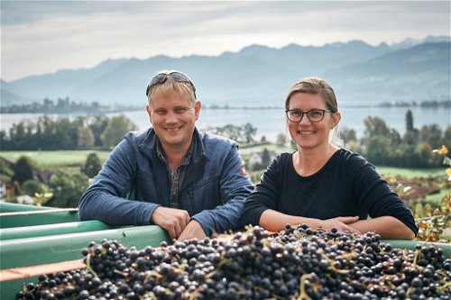 Pflegen die traditionelle Weinkultur am Zürichsee: Alain Schwarzenbach und Marilen Muff vom Weingut Schwarzenbach in Meilen.