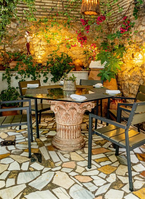 At "Aleria", Gikas Xenakis celebrates modern Greek cuisine that draws on his childhood memories. Dining takes place in the picturesque courtyard in summer.