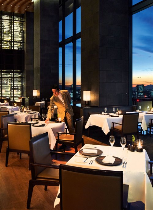 Dining with a magnificent view over the city - the "Aman Tokyo" also offers this.