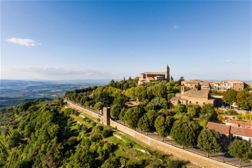 Das Stadtbild von Montalcino ist von der mächtigen Ringmauer und den vielen Kirchen geprägt. 
