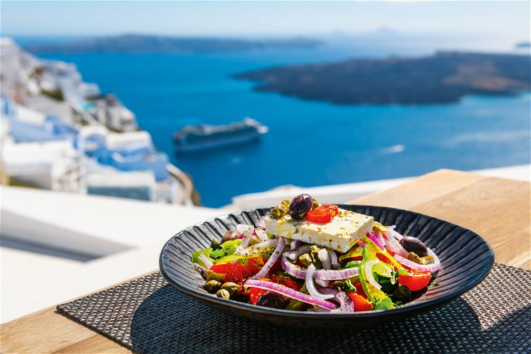 Ohne Feta wäre der berühmte griechische Salat undenkbar. Lesbos ist die einzige Insel, auf der der Käse hergestellt werden darf. Sonst wird er nur noch am Festland produziert.