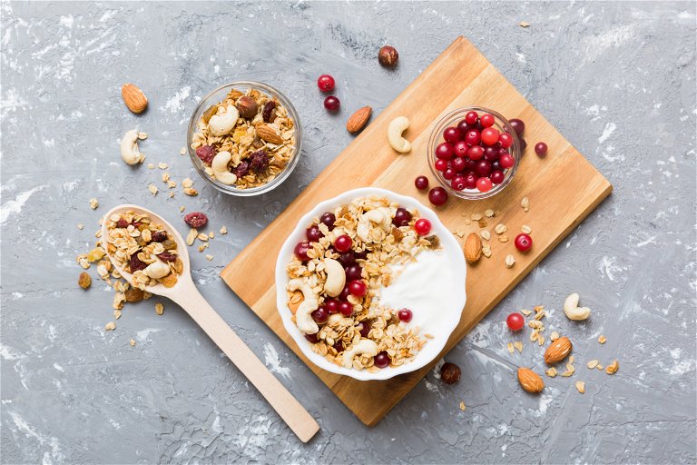 Griechisches Joghurt wird wegen seiner besonders cremigen Konsistenz gerne als gesundes Frühstücks-Bowl mit Müsli und frischen Früchten verzehrt.