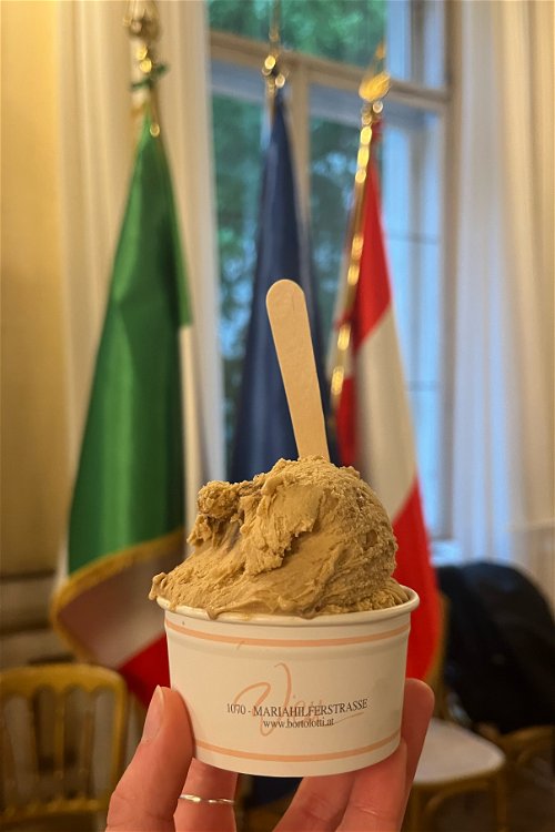 Ein Becher der köstlichen Eissorte des Jahres, Kaffee, vom Eissalon »Bortolotti Paolo«.