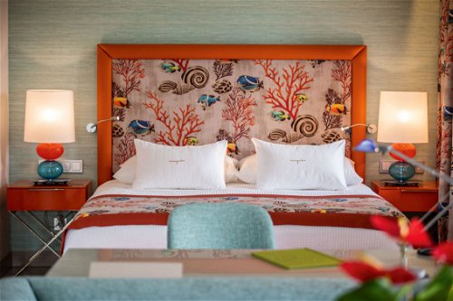 Korallen-Style. Handgefertigte Möbel vom Tischler, Seidenstoffe und hochwertige Teppiche bringen Gemütlichkeit in die Zimmer, Muster und Farbwelten sind von der Insel inspiriert.