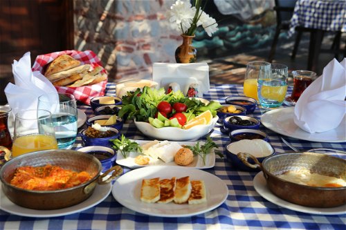 Meze ist die wohl angenehmste Art, sich quer durch die zypriotische Küche zu testen. Das Nationalgericht besteht aus vielen unterschiedlichen Gerichten, die in kleinen Portionen serviert werden, ähnlich wie die spanischen Tapas.