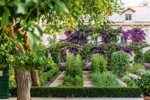 The lovingly maintained garden is unparalleled and captivates with numerous blooms.