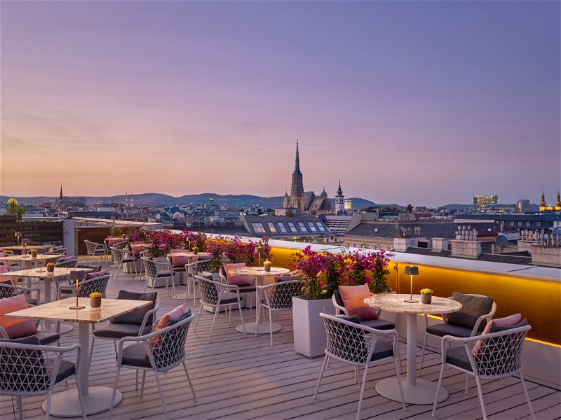 Einer der beliebtesten Sommer-Hotspots in Wien: DIe »Atmosphere Rooftop Bar«.