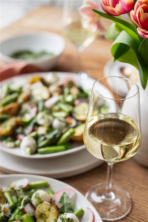 Spargel-Kartoffelsalat mit Weißwein