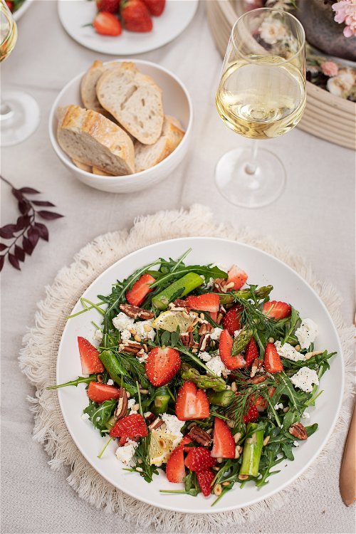 Erdbeer Feta Salat mit Spargel und Weißwein
