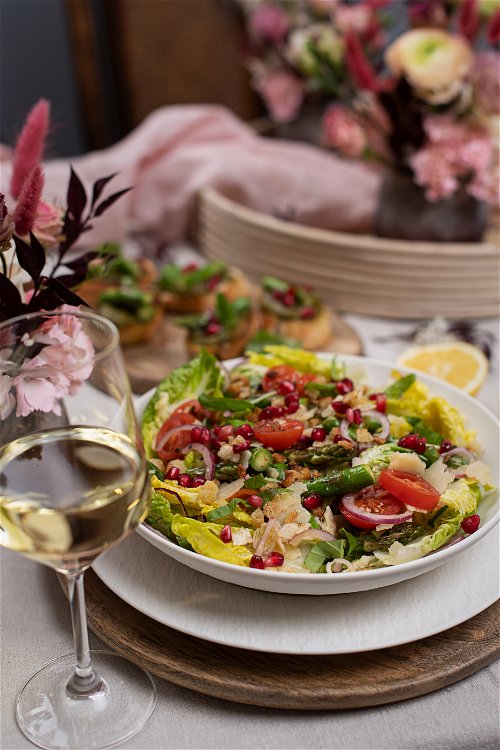 Salat mit grünen Spargel und Weißwein