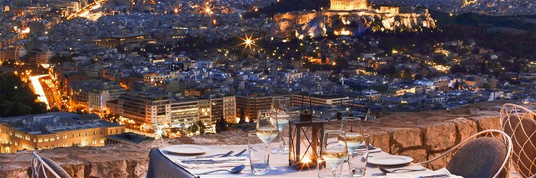 Dining with a view: in Athens, people like to dine with a view of the landmark, the Acropolis – as here in the "Orizontes".