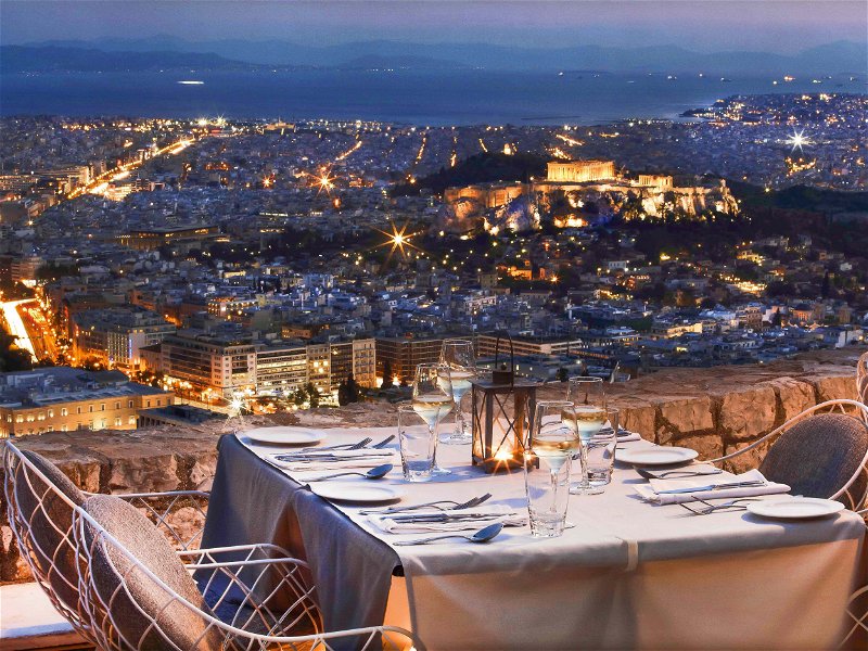 Essen mit Ausblick: Gespeist wird in Athen gerne mit Ausblick auf das Wahrzeichen, die Akropolis – so wie hier im »Orizontes«.