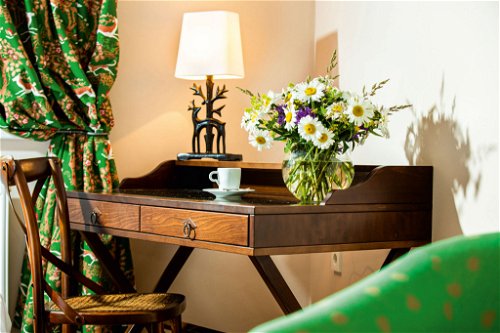 The scent of flowers.
Fresh flowers in the rooms provide a colourful and cheerful splash of colour in the rooms.