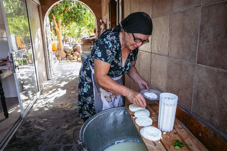 Für die Herstellung von Halloumi werden Sahne und frische Milch erwärmt. Separat werden Wasser, Lab und Salz vermischt.­