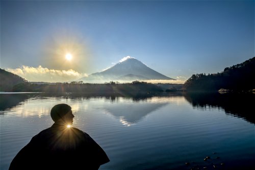 »Die Farben, die wir in der Natur wahrnehmen, werden durch eine Kombination aus Sonnenlicht, den Objekten selbst und den atmosphärischen Bedingungen beeinflusst. Das wechselnde Licht bei Sonnenaufgang und Sonnenuntergang macht den Berg Fuji noch magischer. – Steve McCurry