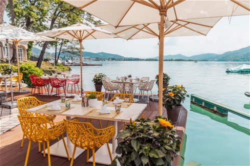 Dining by the water. Guests are treated to delicious Alpine-Adriatic cuisine at the "Porto Bello" right next to the marina.