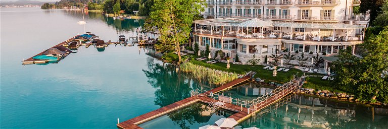 Eine Diva. Das einzigartige Hotel direkt am Ufer des Sees verfügt über ein beheiztes Seebad für alle Jahreszeiten und eine private Marina.
