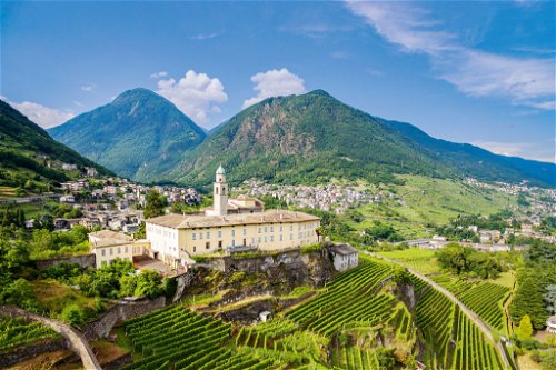 Das mächtige Kloster San Lorenzo in Sondrio, dem Hauptort des Valtellina, thront dominant über den steilen Weinbergen.
