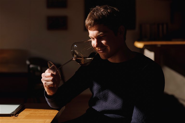 Weinexperte Fabio Gölles entführt Sie auf eine unvergessliche Weinreise durch das Jura.