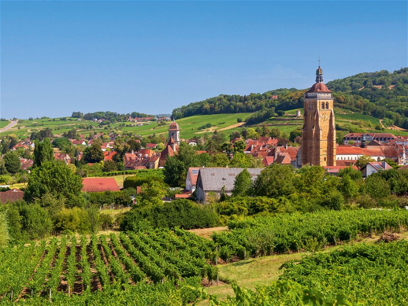 Der von Reben umgebene Ort Arbois ist die Weinhauptstadt des französischen Jura. Der Ort ist wie gemacht für eine Entdeckungsreise zu den Weinen der Region.