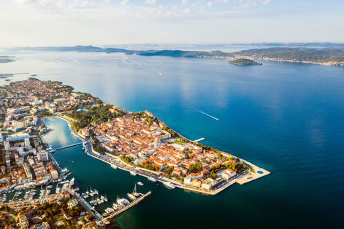 Die auf einer Halbinsel gelegene Altstadt Zadars wird von einer Stadtmauer mit venezianischen Toren eingerahmt. Sehenswert: die Meeresorgel am Hafen.