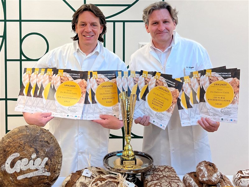 Bäckermeister Gerald Geier und Andreas Mülleder sind stolz auf den Erfolg und ihr Team.