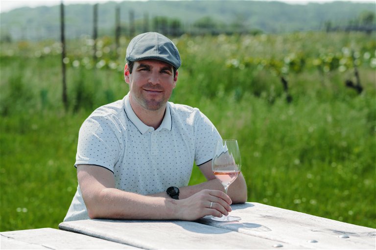 Als verantwortlicher Kellermeister der Domaine Pöttelsdorf trägt Markus Kurz maßgeblich dazu bei, die Qualität und Einzigartigkeit seiner Roséweine zu garantieren.