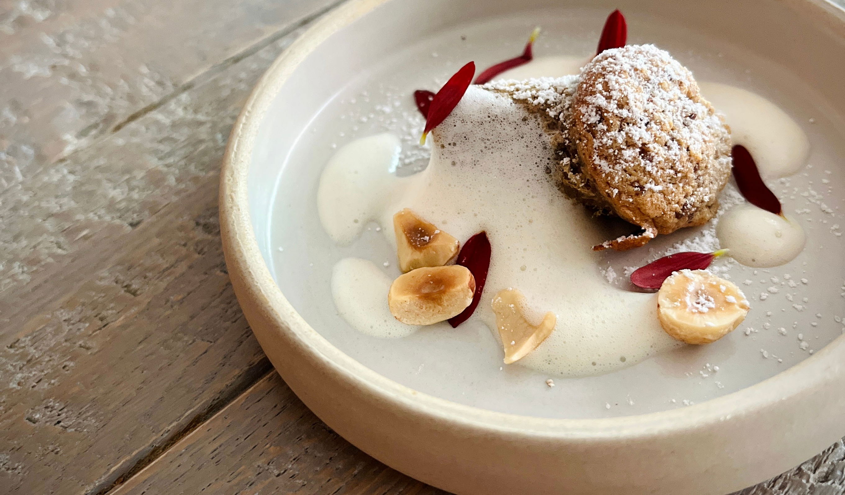 Schoko-Nuss-Auflauf mit Apfelbrand-Sabayon - Rezepte - Falstaff
