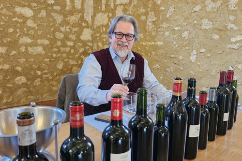 Falstaff-Chefredakteur Peter Moser notierte über 500 Weine des neuen Jahrgangs vor Ort.