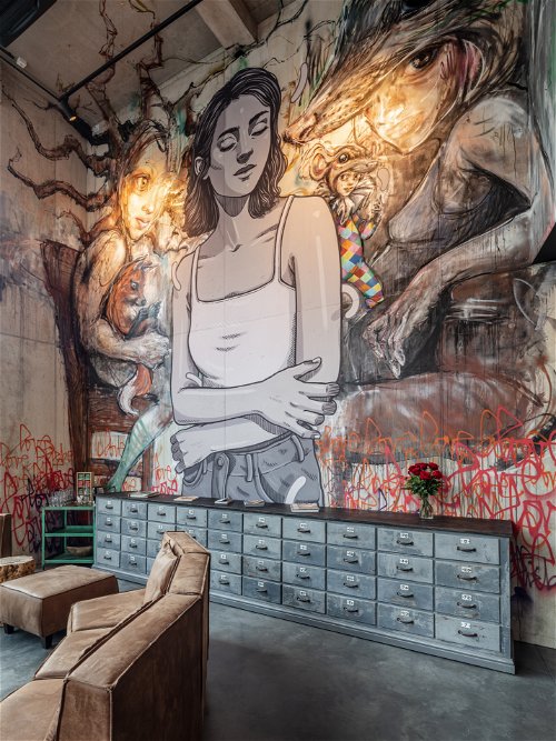 Im Herzen Bayreuths und auf dem Brauereigelände von Maisel
&amp; Friends gelegen, bietet das »Urban Art Hotel« 67 Zimmer und
neun Apartments, die von über 50 Urban-Art-Künstlerinnen und
-Künstlern aus aller Welt individuell gestaltet wurden.
