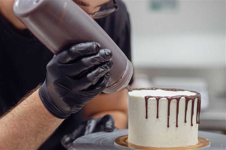 Drip Cakes können schnell und einfach gemacht werden und optisch stark überzeugen.