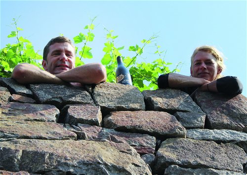 Martin Schwarz und Grit Geißler begannen vor über 20 Jahren, vom eigenen Weingut zu träumen. Seit 2013 sind sie Vollerwerbswinzer, seit 2022 Mitglieder im namhaften VDP.