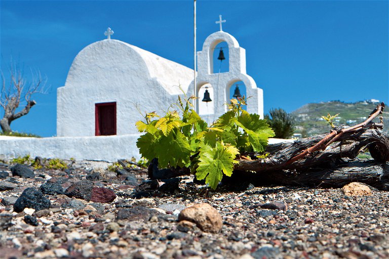 Die Vulkaninsel Santorin ist für stoffige Weißweine aus Assyrtiko berühmt.