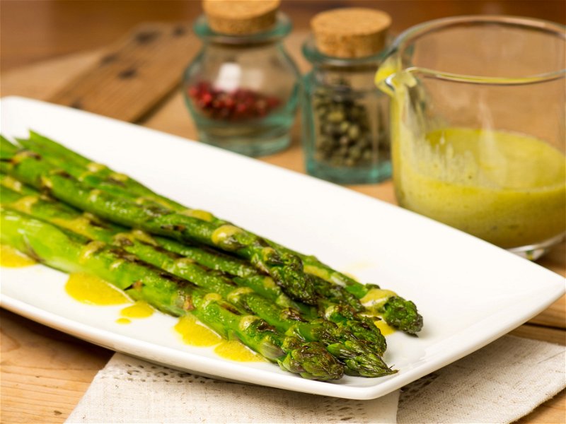 Spicy alternative to hollandaise: Green asparagus with miso dressing