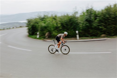 Wer gerne auf der Strasse Tempo macht, kann von Zürich aus auf ausgedehnte Rennradrouten starten. 