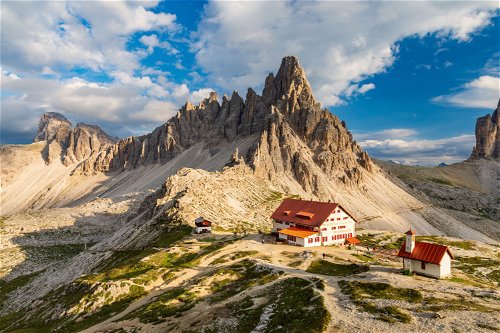 Die Berghütten der Alpen sind komfortabler geworden – viele Wanderer erwarten üppige Menüs und private Schlafzimmer.