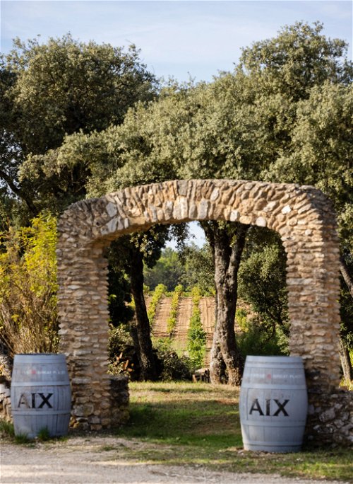 Die Maison Saint Aix nordöstlich von Aix-en-Provence hat sich auf die Herstellung von Rosé spezialisiert. Ihr Aix wird weltweit an den angesagtesten Adressen ausgeschenkt. 