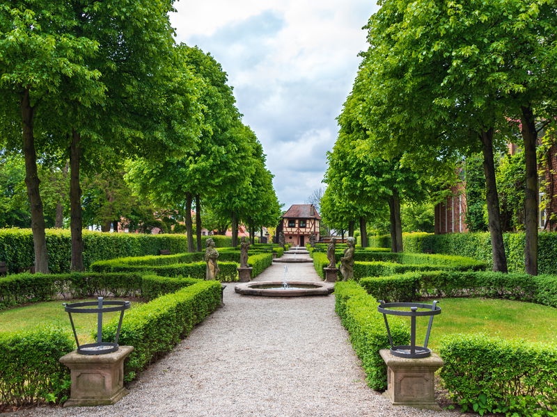 Akkurate Buchsbaumhecken sind Teil der bezaubernden historischen Hesperidengärten in Nürnberg.