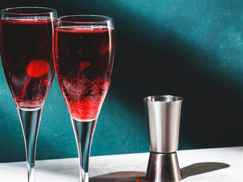 Champagner, Crème de Cassis und ein Sektglas – mehr braucht es nicht für ein royales Vergnügen.