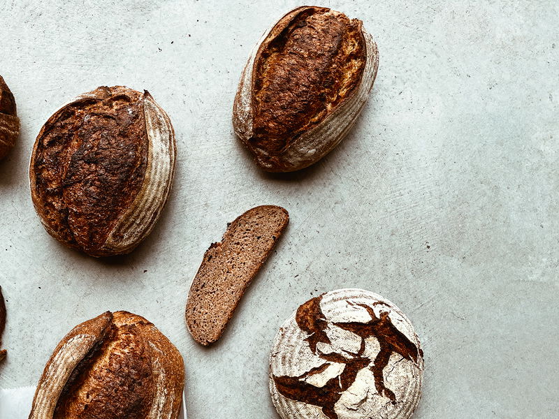 Viele Zürcher Mikrobäckereien wie «Freja» backen hervorragende Sauerteigbrote. Durch die lange Gärung sind sie nicht nur köstlich, sondern auch besonders bekömmlich und länger haltbar als herkömmliche Brote.